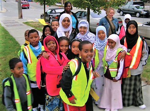 Bailey Gatzert学校学生成群结队地步行上学，家长轮流带队(步行校车)。